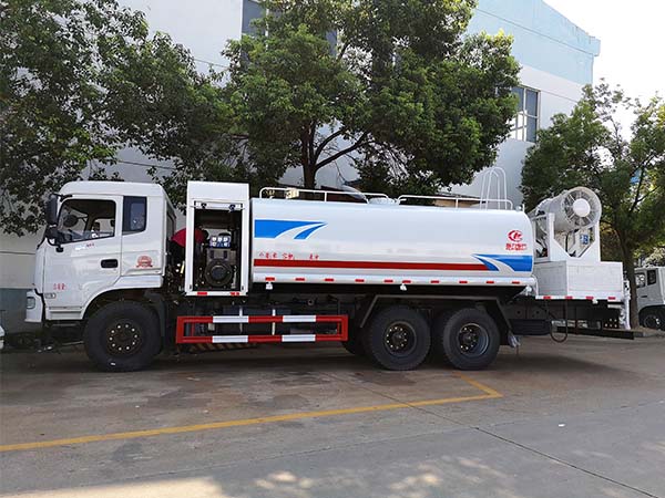 東風(fēng)御龍后雙橋60米霧炮車(chē) 東風(fēng)御龍后雙橋60米霧炮車(chē)