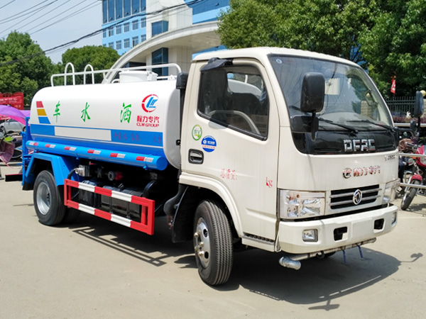 國(guó)五東風(fēng)5方噴灑車(chē) 多利卡灑水車(chē)