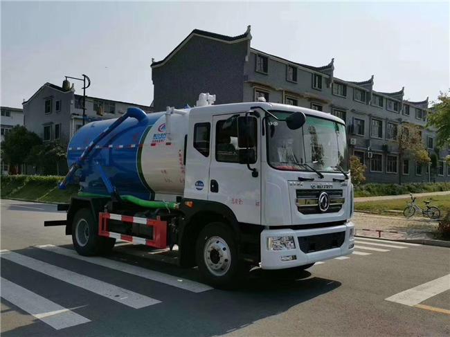 東風(fēng)D9排半帶臥10-12方吸污車(chē)